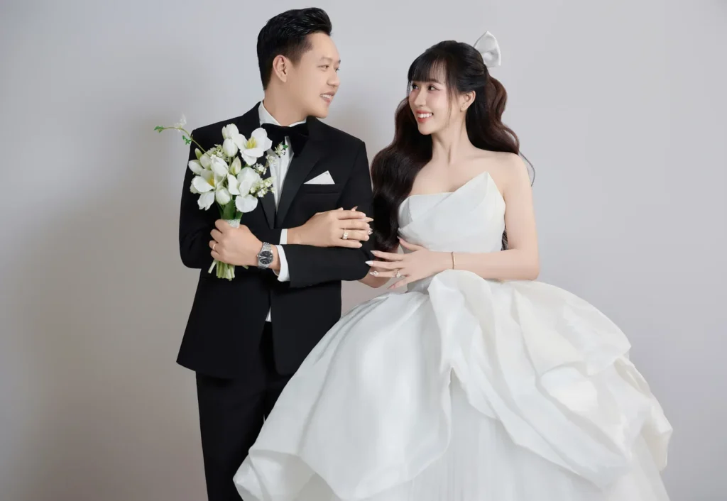 Chụp ảnh cưới Hóc Môn với cô dâu chú rể trên phông sáng