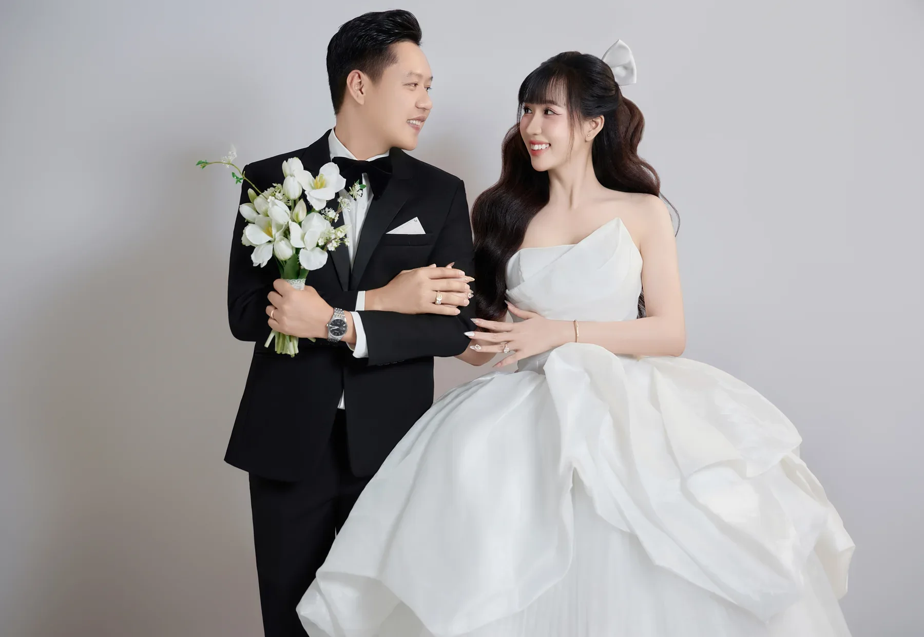 Chụp ảnh cưới Hóc Môn với cô dâu chú rể trên phông sáng