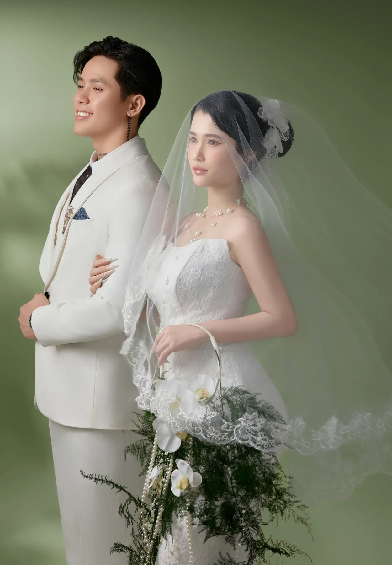 Chụp ảnh cưới Hóc Môn với cô dâu chú rể trên nền xanh dịu