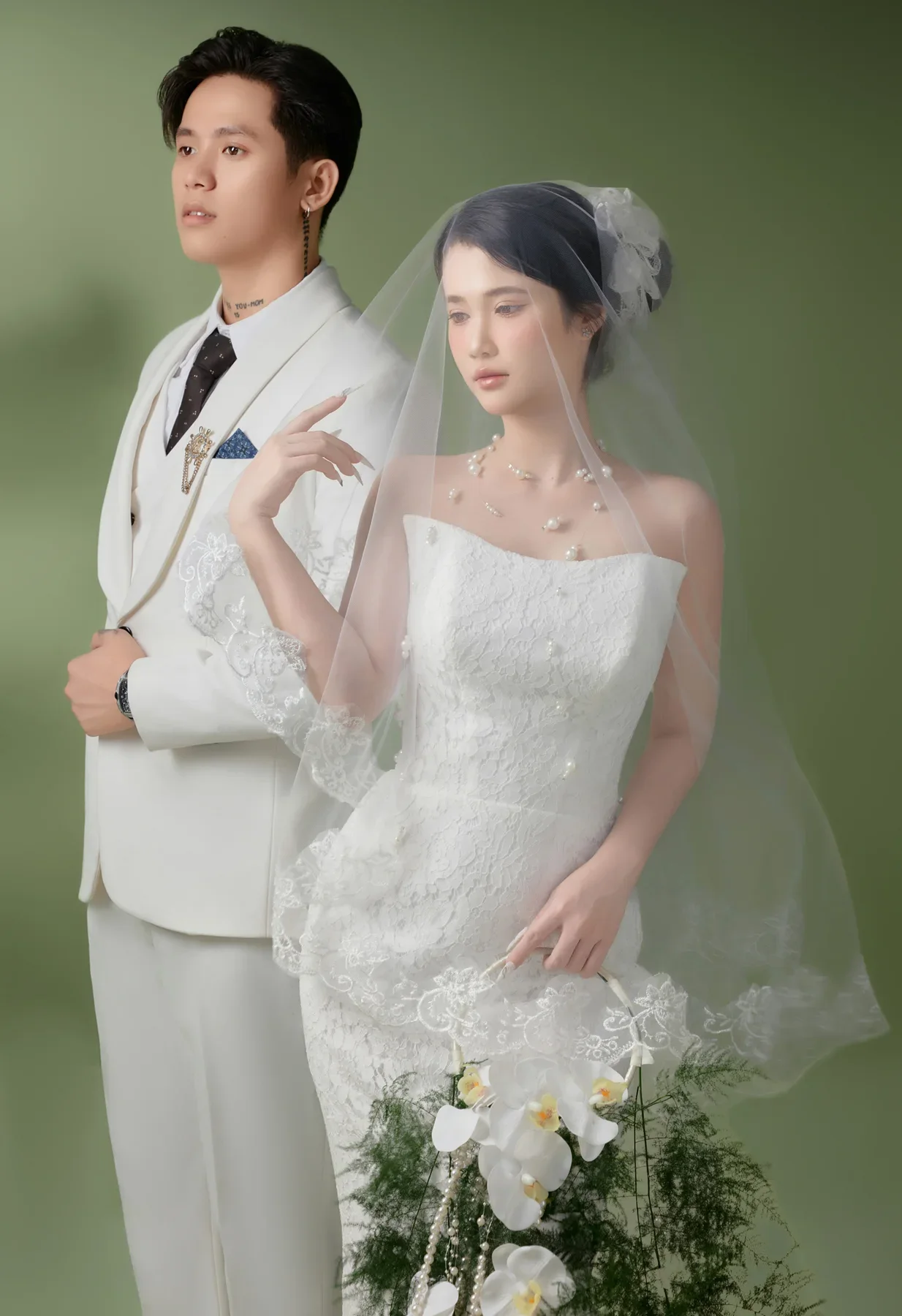 Cặp đôi mặc trang phục trắng trong concept cưới xanh nhẹ