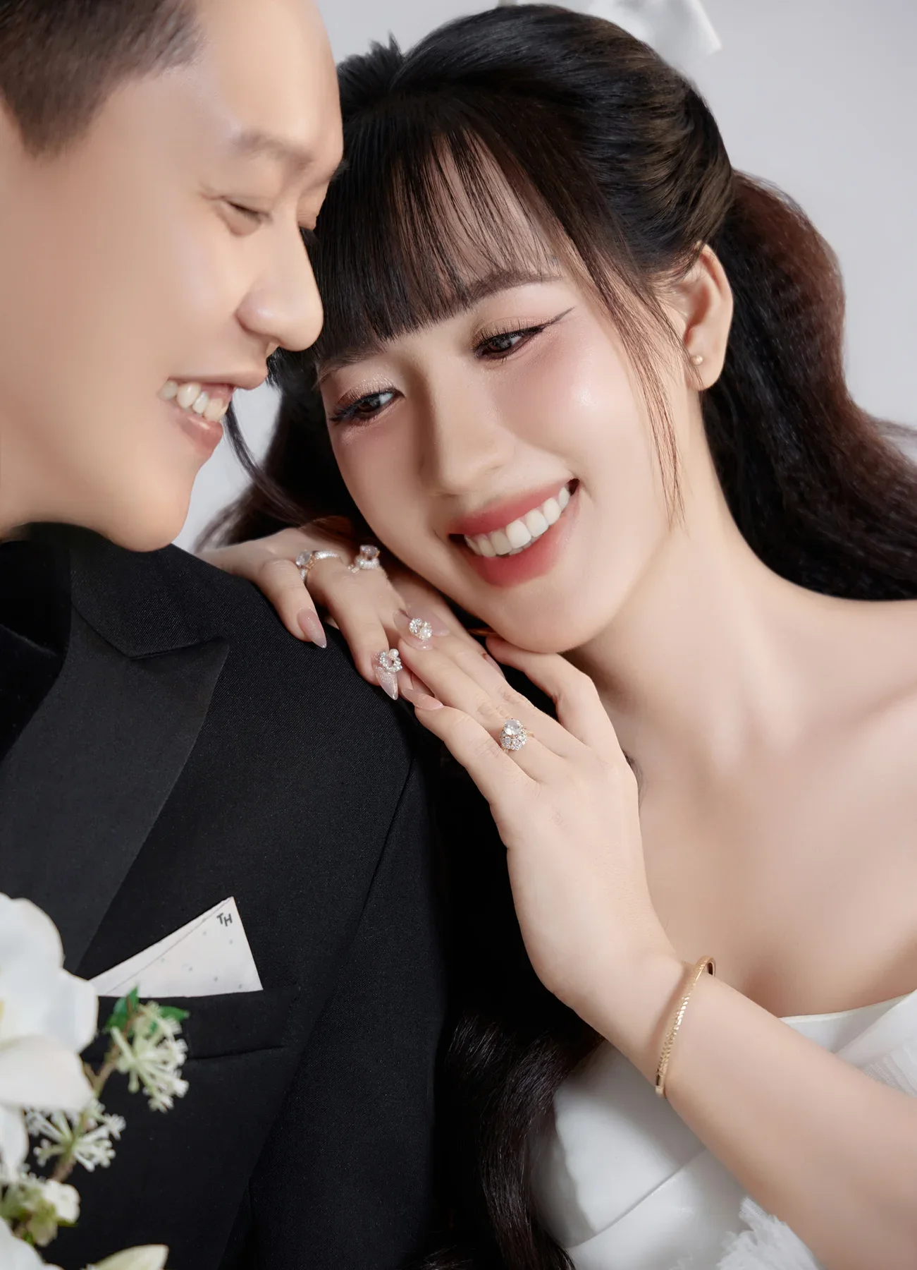 Khoảnh khắc cận cảnh cô dâu chú rể và nhẫn cưới