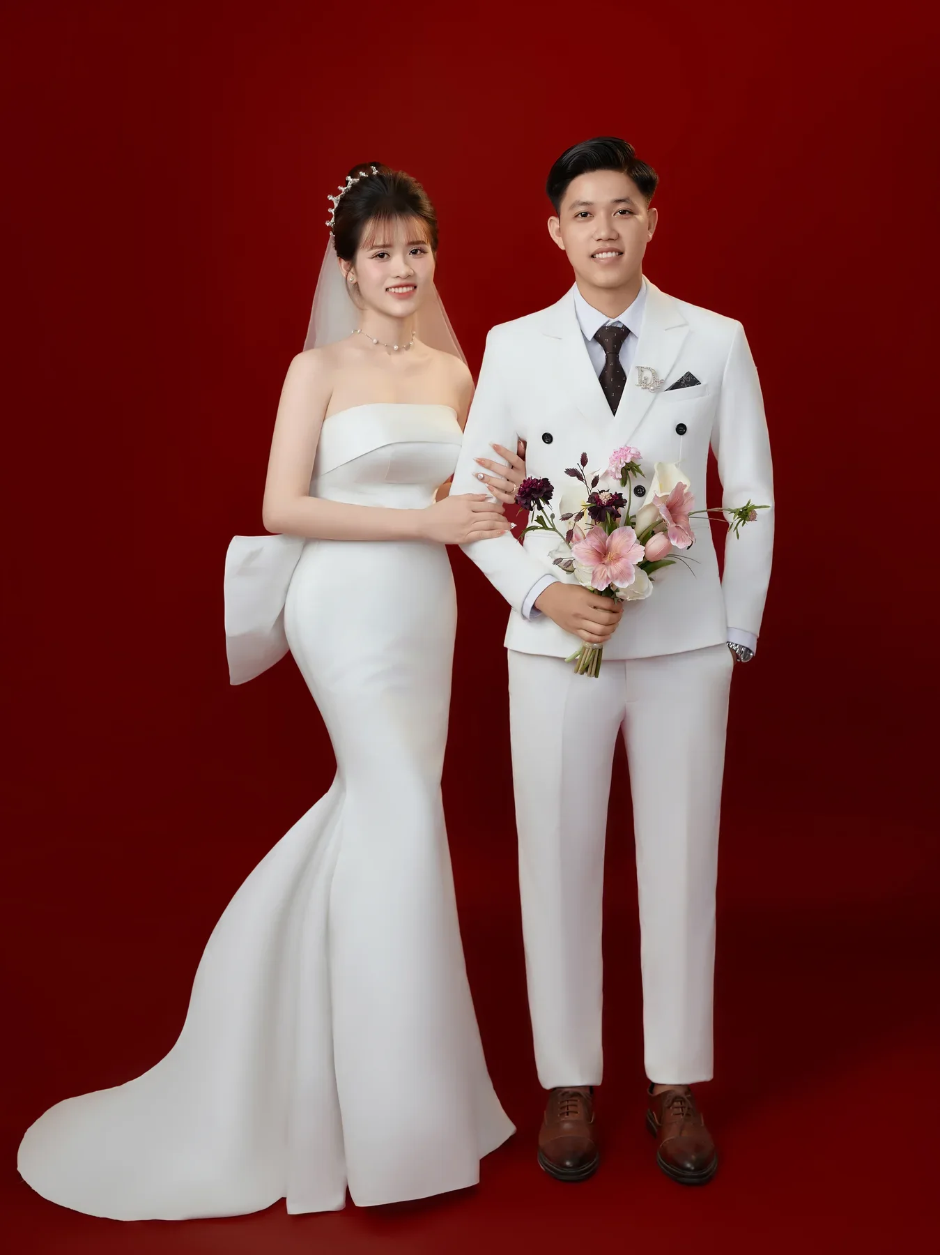 Cặp đôi đứng cạnh nhau trong concept cưới màu đỏ